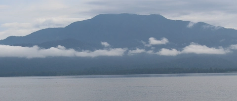 Danau Lindu dengan latar belakang Gunung Nokilalaki