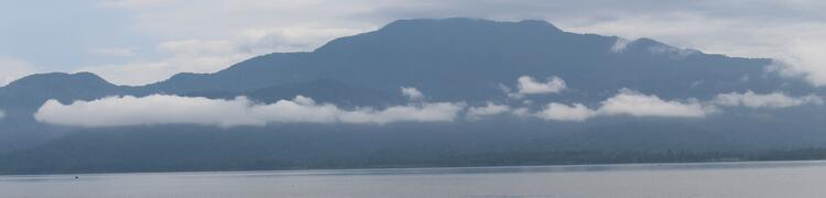 Danau Lindu dengan latar belakang Gunung Nokilalaki