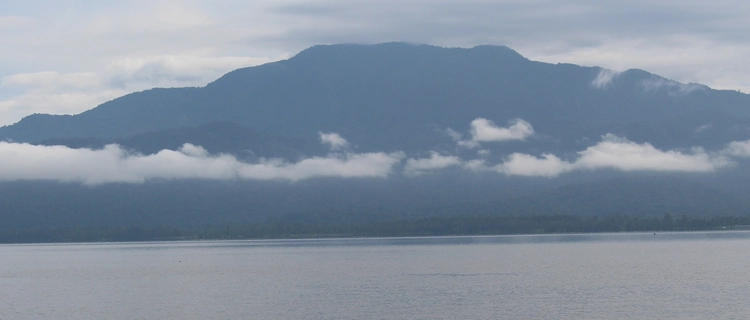 Danau Lindu dengan latar belakang Gunung Nokilalaki