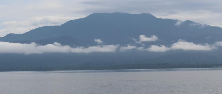 Danau Lindu dengan latar belakang Gunung Nokilalaki